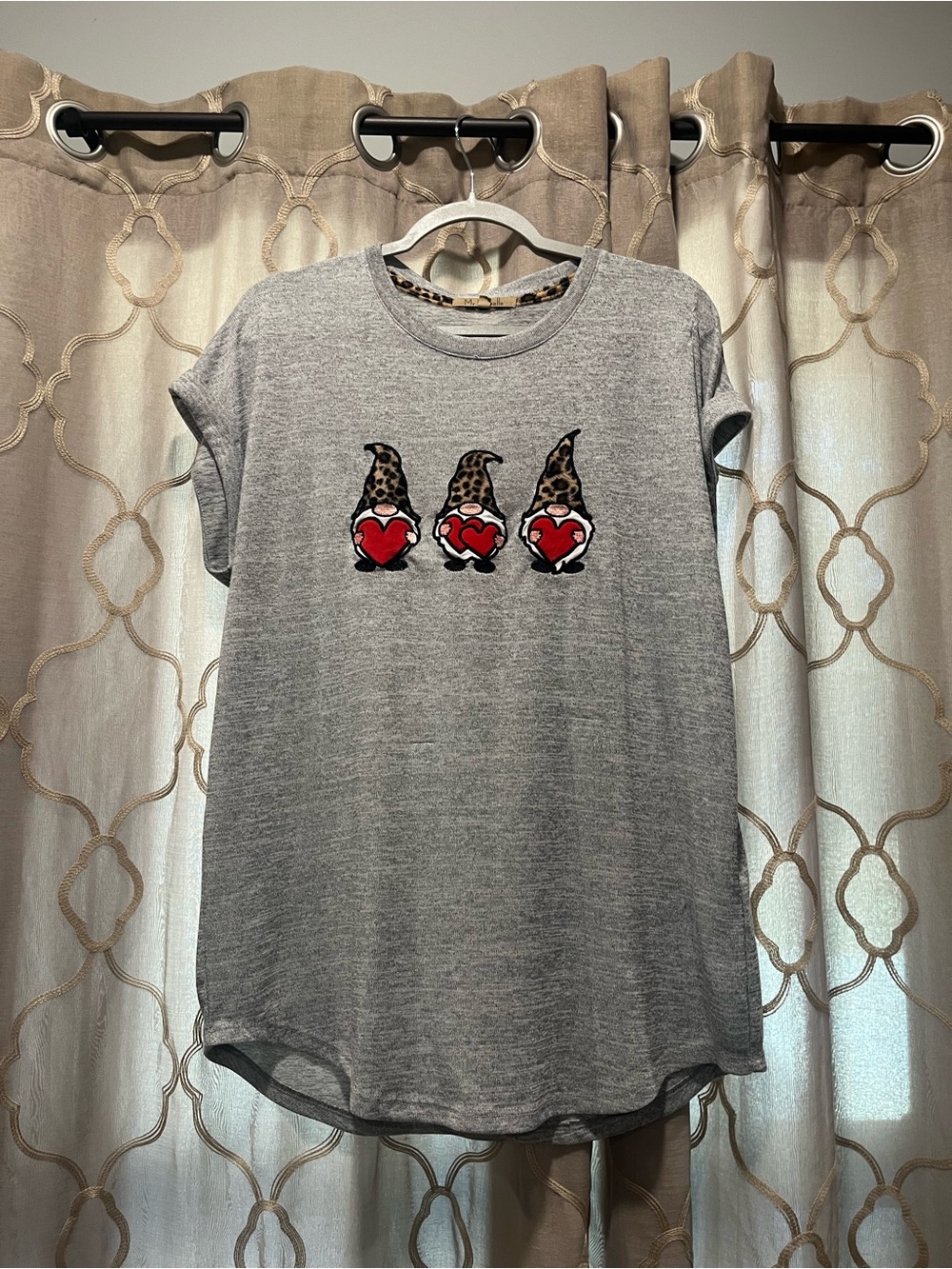 Grey Short-Sleeve Graphic Tee with Leopard-Print Gnomes and Red Hearts